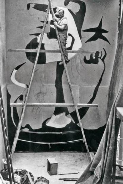 Joan Miró, ultimando 'in situ' su 'El segador'.