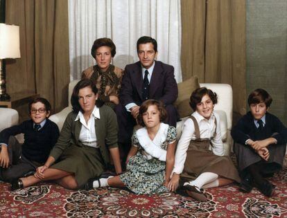 Fotografía de 16/06/1977. Adolfo Suárez, junto a su esposa Amaparo Illana, y sus hijos (de izda a dcha) Javier, Marian, Sonsoles, Laura y Adolfo, en el Palacio de la Moncloa.
