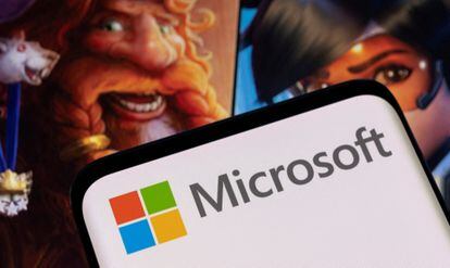 El logo de Microsoft con personajes de juegos de Activision de fondo.
