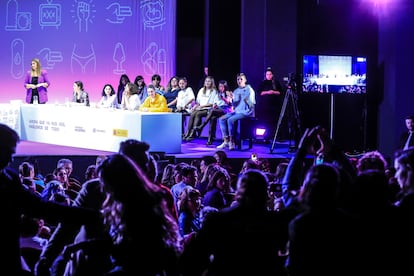 Un grupo de activistas contrarias a la 'ley trans' interrumpe el acto institucional del 8-M.