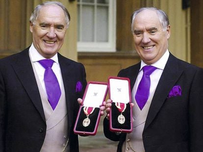 Los gemelos David (izquierda) y Frederick Barclay, en Buckingham Palace tras ser condecorados por la reina en octubre de 2000.