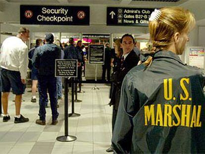 Vigilancia policial en el aeropuerto de Boston poco después de los atentados del 11-S.