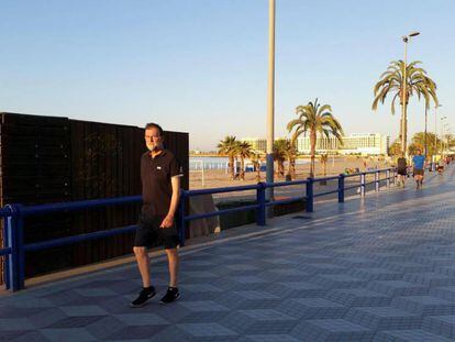 El expresidente del Gobierno Mariano Rajoy, en el paseo marítimo de Alicante.