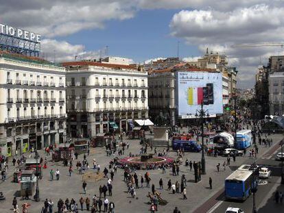 La Puerta del Sol, ayer, con el cartel de T&iacute;o Pepe, a la izquierda, en su nueva ubicaci&oacute;n.