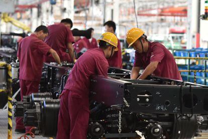 Empleados trabajan en una fábrica en Fuyang, China.