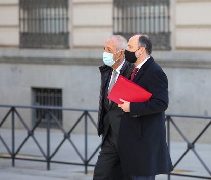 El empresario Luis Gálvez, a la izquierda, llega este jueves, acompañado de su abogado, a la Audiencia Nacional para declarar como imputado en el 'caso Púnica'.