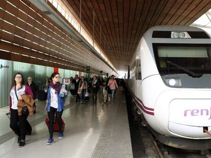 Un tren de alta velocidad parado en una estaci&oacute;n. 