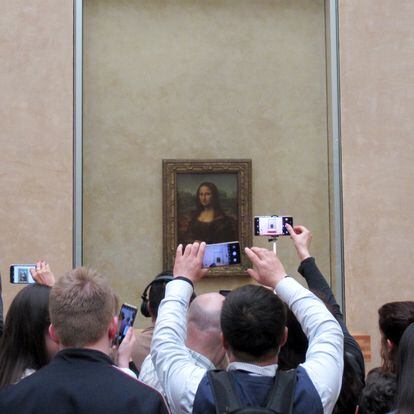 Visitants del Museu del Louvre, a París, fan fotos a la Mona Lisa.