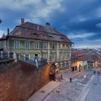 Calle del centro histórico de Sibiu, en Transilvania (Rumania).