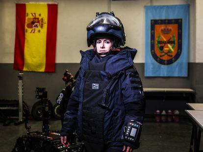 El traje de la policía del cuerpo Tedax-NRBQ pesa 30 kilos y el casco cinco más.