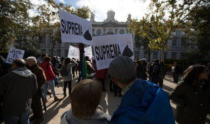 Un grupo de manifestantes protesta contra la decisión del Supremo, este miércoles.