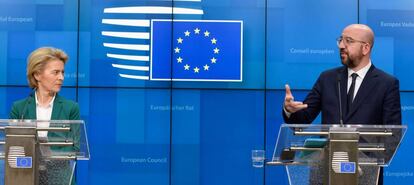 La presidenta de la Comisión Europea, Ursula von der Leyen, y el presidente del Consejo Europeo, Charles Michel.