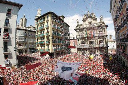Miles de personas enarbolan sus pañuelos rojos en la plaza del Ayuntamiento de Pamplona.