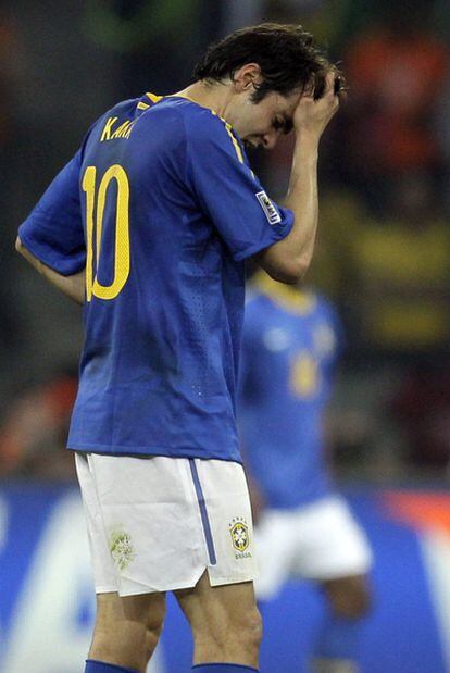 Kaká se lamenta durante el partido ante Holanda en el Mundial de Sudáfrica.