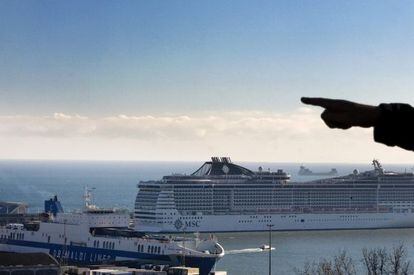 Un gran crucero atracado en el puerto de Barcelona.