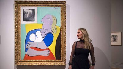 Diana Widmaier Picasso, nieta de Pablo Picasso, posa junto a la pintura que representa a su abuela Marie-Therese Walter, &#039;Mujer en un sof&aacute; amarillo&#039;, en la National Portrait Gallery de Londres.   