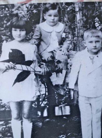 Fidel Castro, en el centro, con sus hermanos Angelita y Ramón.