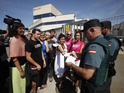 Guardias Civiles a las puertas de la imprenta registrada en Tarragona.