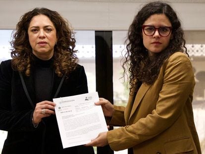 La secretaria de Gobernación, Luisa Marìa Alcalde (derecha), presenta la denuncia contra el juez Crescencio Contreras, este martes.