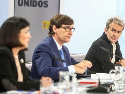 Carolina Darias, Salvador Illa y Fernando Simón en rueda de prensa en Moncloa para informar de la evolución de la pandemia.