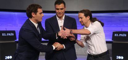 Rivera (izquierda), S&aacute;nchez (centro) y Pablo iglesias se estrechan la mano antes del debate celebrado por EL PA&Iacute;S