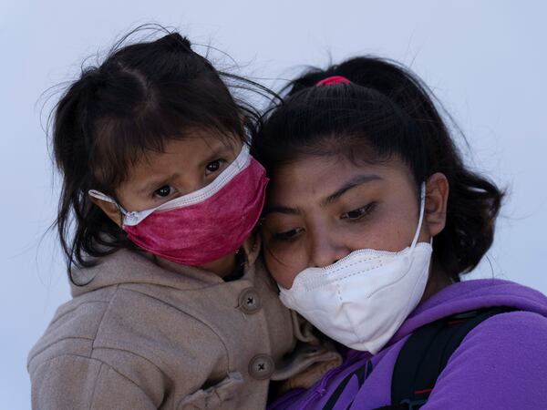 Esther y su hija Dennis, de origen guatemalteco espera ser ubicada en un albergue en las instalaciones del Centro de Atención Integral a Migrantes (CAIM) que se ubica a un costado del Puente Internacional Paso del Norte, los migrantes podrán recibir los servicios de atención básica, atención psicosocial, orientación sobre envío de giros y depósitos, así como tener acceso al servicio de teléfono e internet para contactarse con sus familias tras ser deportadas a México por autoridades estadounidenses. Autoridades estadunidenses deportaron a familias de migrantes centroamericanos principalmente de Guatemala y Honduras capturados en días recientes por elementos de la Patrulla Fronteriza en la Ciudad de McAllen, Texas EU, los grupos son trasportados en autobuses y avión hasta la ciudad de El Paso, Texas para ser expulsados ​​de Estados Unidos por el puente internacional Paso del Norte-Santa Fe a Ciudad Juárez, estado de Chihuahua. Las familias desconocen que son retornados a México hasta que cruzan el puente fronterizo. Desde hace dos semanas diariamente son expulsados grupos de poco más de cien indocumentados, lo que ha creado una crisis en los albergues y organismo sin fines de lucro quienes dan refugio a las familias deportadas en Ciudad de Juárez. También son expulsados quienes cruzan el Río Bravo, por zonas desérticas, de Anapra a San Jerónimo, en el Valle de Juárez, los migrantes buscan ingresar a territorio estadounidense caminan hasta dos días y quienes logran cruzar al ser detenidos inmediatamente son expulsados a México. Los albergues instalados por organizaciones civiles y religiosas empiezan a tener dificultades para atender a la nueva oleada de migrantes. México restringirá el tránsito de personas relacionadas con actividades no esenciales, de acuerdo con la Cancillería.