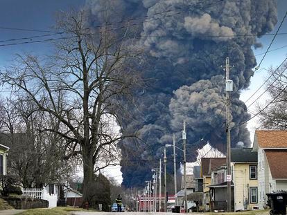 Una nube de humo tóxico tras el descarrilamiento de un mercancías, el 6 de febrero en East Palestine (Ohio).