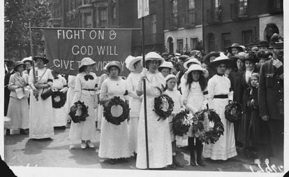 Procesión de 'suffragettes' atravesando Londres durante el funeral de Emily Davison. 