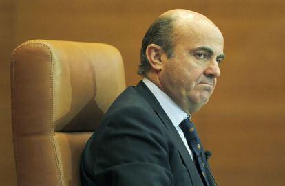 El ministro de Economía, Luis de Guindos, durante una conferencia.
