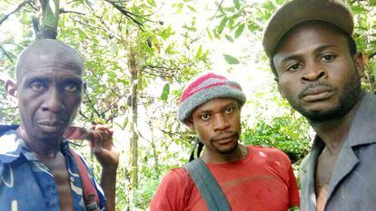 Nkemkedju Andreas (derecha) y otros dos colegas conservacinistas, en el Santuario de Vida Silvestre Tofola Hill, Camerún.