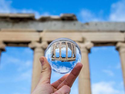 Las ruinas de la Acrópolis de Atenas reflejadas en una bola de cristal.