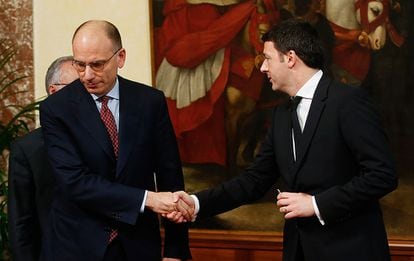 Enrico Letta, a la izquierda, da la mano a Matteo Renzi tras la toma de posesión como nuevo primer Ministro de Italia, el 22 de febrero de 2014.