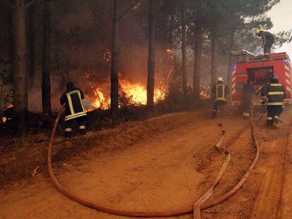 Bomberos trabajan en la extinci&oacute;n de un incendio el domingo en la provincia de Cauquenes (Chile).