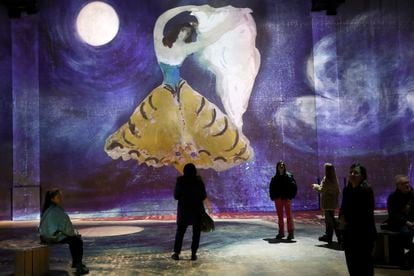 Visitantes a la exposición inmersiva 'Marc Chagall, Paris - New York', en febrero de 2023, en el Atelier des Lumieres de París.