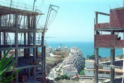 Construcción de viviendas en Benalmádena (Málaga), en una imagen de archivo.