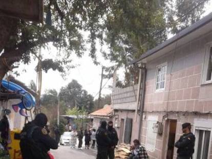 Agentes y vecinos en una calle de O Vao, durante la operaci&oacute;n antidroga.