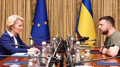 La presidenta de la CE, Ursula Von der Leyen, en Kiev junto al presidente ucraniano, Volodímir Zelenski.