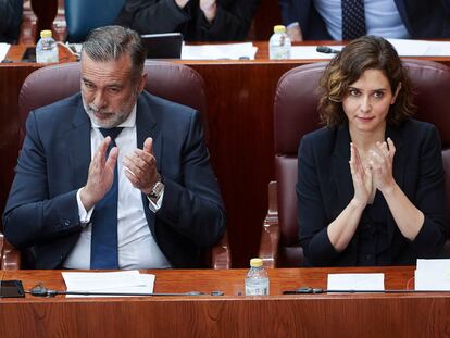 La presidenta de la Comunidad de Madrid, Isabel Díaz Ayuso, y el consejero de Presidencia, Justicia e Interior de la Comunidad de Madrid, Enrique López.