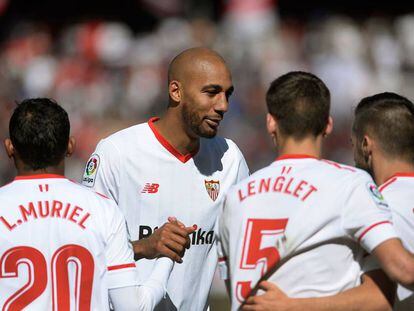 Muriel, N'Zonzi, Lenglet y Sarabia celebran el gol del último.