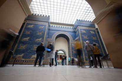 Visitantes ante la Puerta de Ishtar, en el Museo de Pérgamo de Berlín, el 17 de octubre.