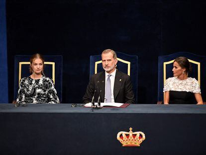 Spanish Crown Princess of Asturias Leonor, King Felipe VI of Spain and Queen Letizia of Spain attend the 2022 Princess of Asturias award ceremony at the Campoamor theatre in Oviedo on October 28, 2022. (Photo by MIGUEL RIOPA / AFP)
