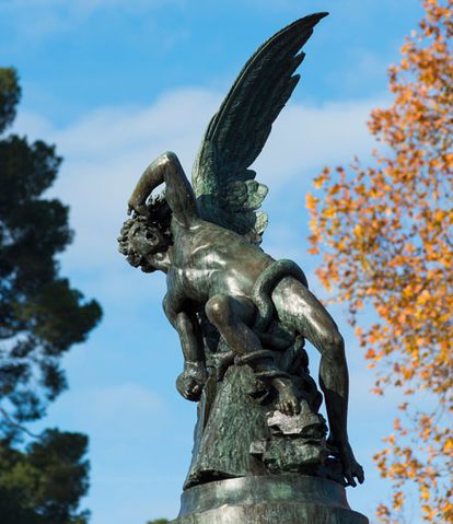 Estatua de ángel caído en el parque de Retiro en Madrid.