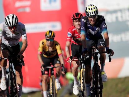 Kuss cruza tras Mas y Ayuso, y por delante de Roglic, la línea de meta en La Cruz de Linares.