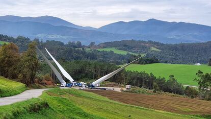 Transporte de aspas de Siemens Gamesa a un parque en Asturias utilizando el sistema Blade Lifter.