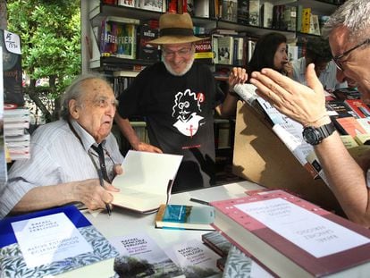 El escritor Rafael S&aacute;nchez Ferlosio firma ejemplares en la Feria del Libro.