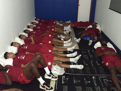 Los jugadores de Costa Rica, meditando en un hotel.