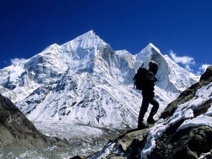 Un alpinista en el Himalaya