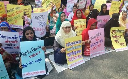 Mujeres de Bangladés se concentran y muestran pancartas denunciando el acoso sexual en el trabajo el pasado Día Internacional de la Mujer.