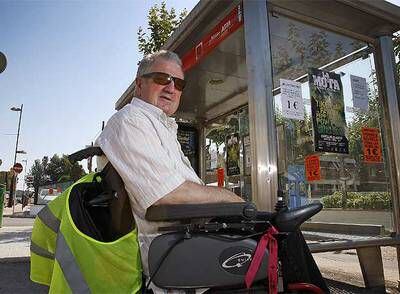 Carles Pasqual, ayer, ante la estación de autobuses de Cubelles que debe utilizar cada semana.