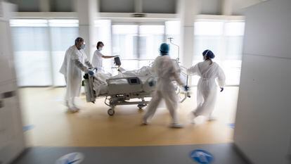 Un equipo de sanitarios trasladan a un enfermo en un hospital de Madrid.